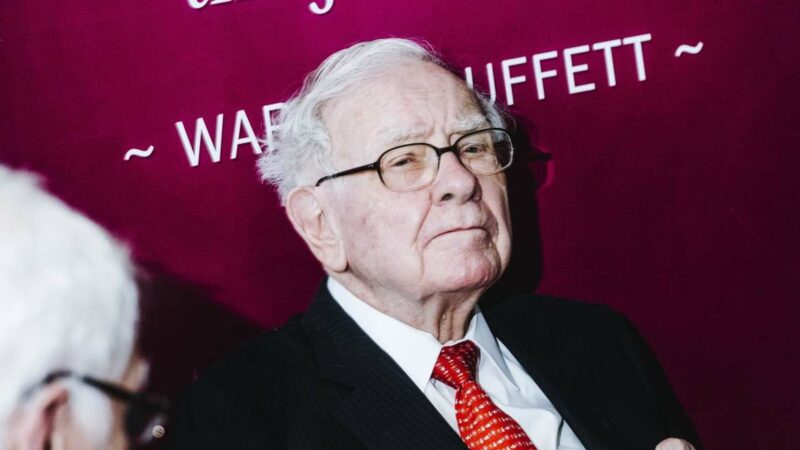 Esto es lo que dice la cartera de Buffett: adopta su posición más defensiva en casi una década