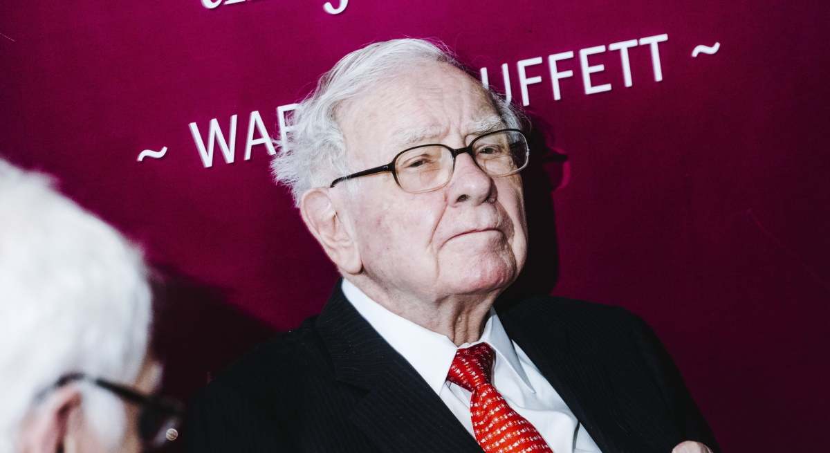 Esto es lo que dice la cartera de Buffett: adopta su posición más defensiva en casi una década